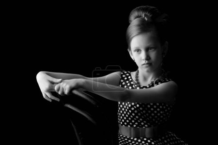 Téléchargez les photos : "Petite fille sur fond noir" - en image libre de droit