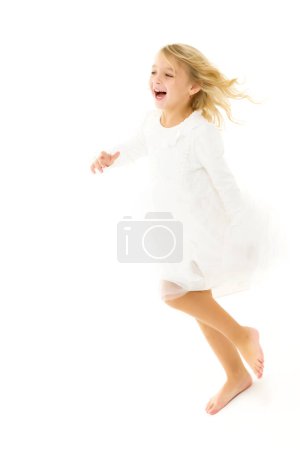 Téléchargez les photos : Charmante petite fille riant joyeusement en studio - en image libre de droit