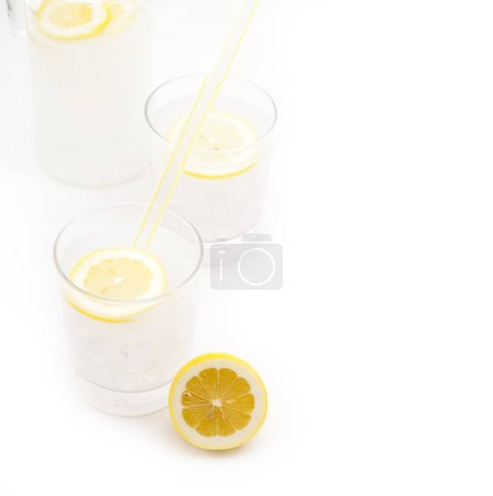 Téléchargez les photos : Boisson limonade fraîche isolée sur fond blanc - en image libre de droit