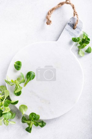 Téléchargez les photos : Arrière-plan avec salade de champ frais vert - en image libre de droit