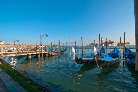 Téléchargez les photos : Venise Italie pittoresque vue sur les gondoles - en image libre de droit