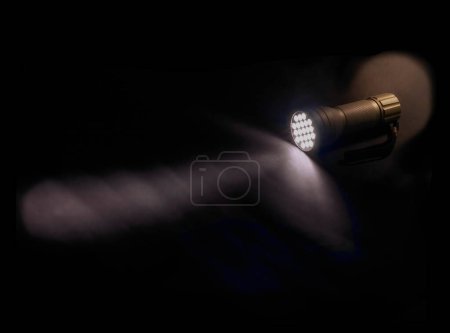 Foto de Linterna sobre fondo negro vista de cerca - Imagen libre de derechos