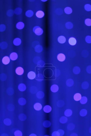 Téléchargez les photos : Fond bleu flou avec guirlande. Nouvel An Noël - en image libre de droit