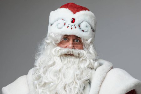 Foto de Encantado Santa Claus con barba blanca. - Imagen libre de derechos