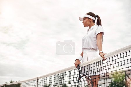 Téléchargez les photos : Prêt à battre tous les records. Portrait de jeune belle joueuse de tennis regardant ailleurs - en image libre de droit