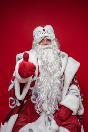 Foto de "Encantado Santa Claus con barba blanca." - Imagen libre de derechos