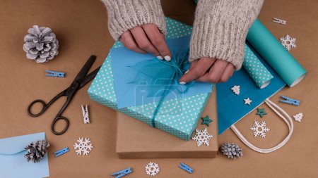 Foto de Primer plano de las cajas de regalo decoradas para el fondo festivo - Imagen libre de derechos