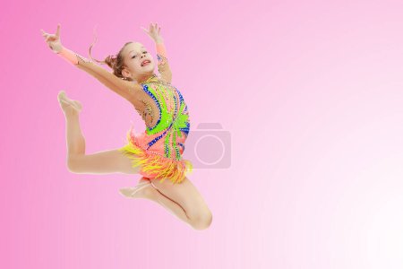 Foto de "Chica gimnasta realiza un salto
." - Imagen libre de derechos