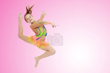 Téléchargez les photos : "Fille gymnaste effectue un saut
." - en image libre de droit