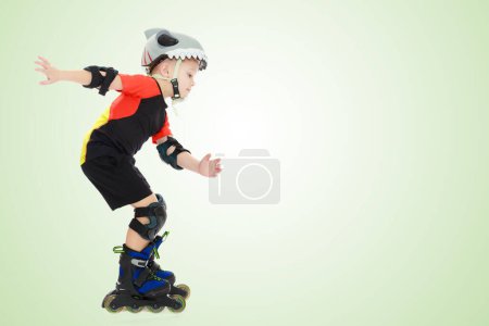 Téléchargez les photos : "Petit garçon chevauchant sur les rouleaux
." - en image libre de droit