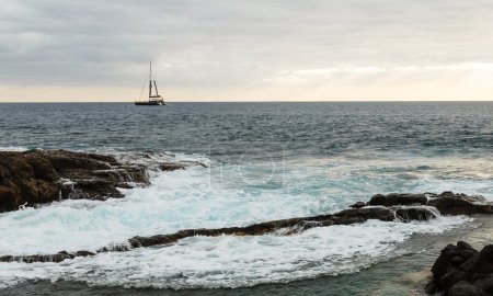 Foto de Océano tranquilo por la mañana. orilla del océano con piedras - Imagen libre de derechos