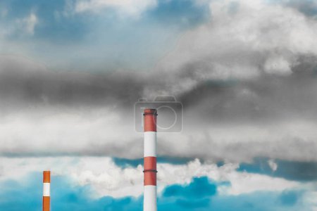 Téléchargez les photos : Pollution de l'environnement, problème environnemental, fumée provenant de la cheminée d'une centrale industrielle ou thermique - en image libre de droit
