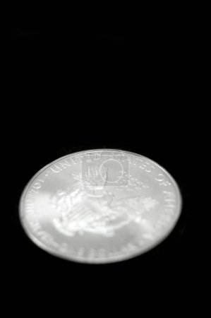 Téléchargez les photos : Pièce de dollar américain aigle argent - en image libre de droit