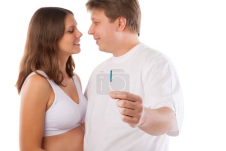 Téléchargez les photos : "Couple avec grossesse positive montré dans le test" - en image libre de droit