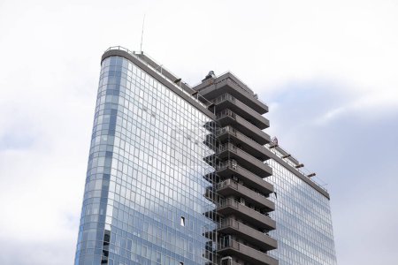 Foto de Vista panorámica inferior y perspectiva a rascacielos de acero de cristal azul de gran altura, concepto de negocio de arquitectura industrial exitosa - Imagen libre de derechos