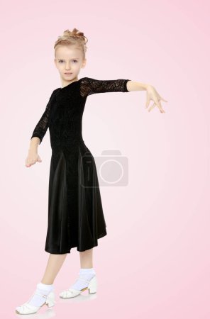 Foto de "Hermosa bailarina en un vestido negro
." - Imagen libre de derechos