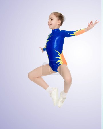 Téléchargez les photos : Le gymnaste effectue un saut
. - en image libre de droit