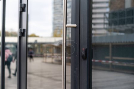 Foto de La puerta principal de un bloque de oficinas, que refleja los edificios en el vidrio - Imagen libre de derechos