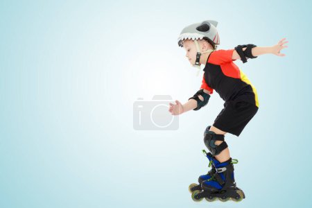 Téléchargez les photos : Petit garçon chevauchant sur les rouleaux
. - en image libre de droit