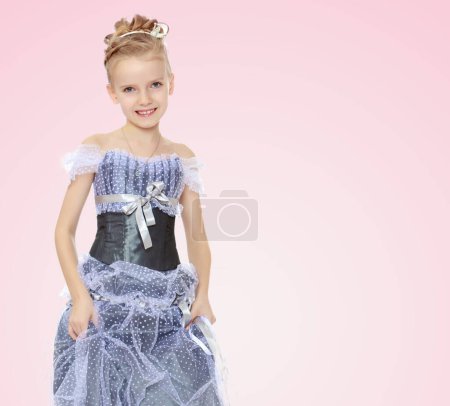 Téléchargez les photos : Belle petite fille en robe de princesse
. - en image libre de droit