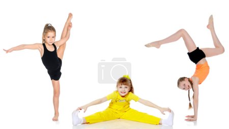 Téléchargez les photos : Un groupe de filles gymnastes effectuer des exercices
. - en image libre de droit