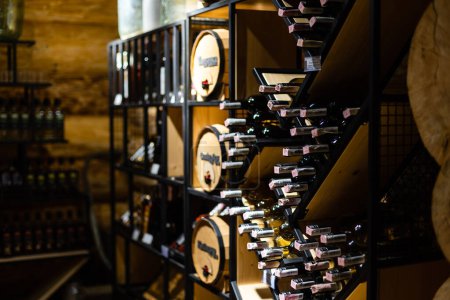 Téléchargez les photos : "Intérieur d'une très ancienne cave à vin avec pompe à vin vintage et charcuterie de viande séchée
." - en image libre de droit