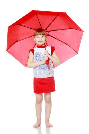 Foto de La niña se escondió bajo el paraguas.
. - Imagen libre de derechos