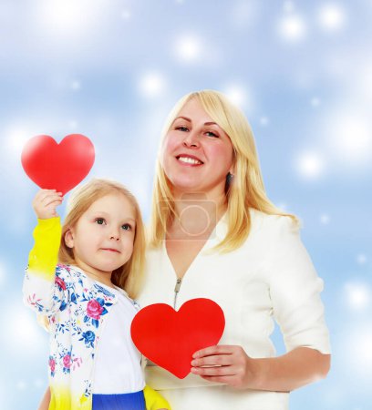 Téléchargez les photos : Mère et fille tenant un cœur
. - en image libre de droit
