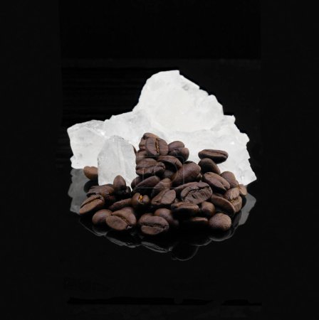 Téléchargez les photos : Sucre cristallin et grains de café - en image libre de droit