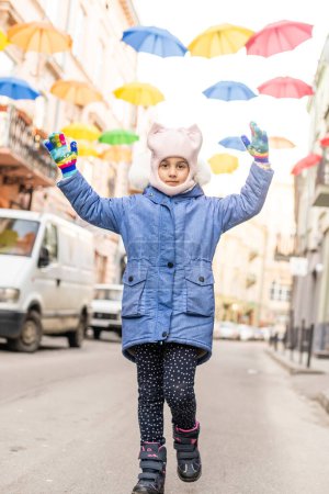 Téléchargez les photos : Parapluies colorés comme décoration de festival dans le centre-ville Lviv. - en image libre de droit