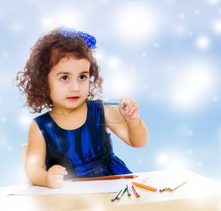 Téléchargez les photos : "Petite fille dessine à la table avec des crayons
" - en image libre de droit