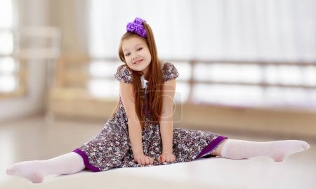 Foto de Hermosa niña sentada en el cordel - Imagen libre de derechos