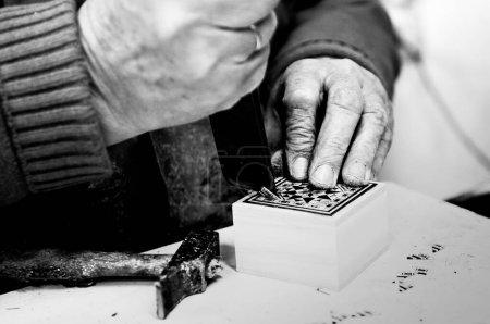 Téléchargez les photos : Gros plan photgraphe d'un artisan taracea travaillant - en image libre de droit