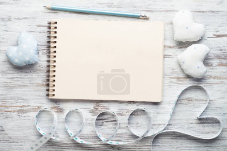 Téléchargez les photos : Carnet de croquis ouvert avec stylo sur table en bois - en image libre de droit
