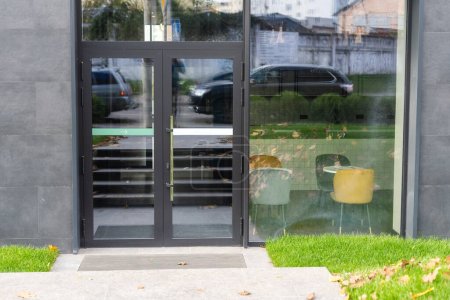 Téléchargez les photos : Porte extérieure en verre massif avec bâtiment extérieur - en image libre de droit