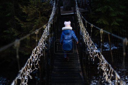 Téléchargez les photos : Noël illumine le pont. Guirlandes jaunes sur le pont. Nuit d'hiver - en image libre de droit