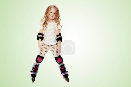 Téléchargez les photos : Petite fille patins à roulettes
. - en image libre de droit