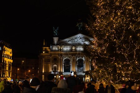 Foto de LVIV, UCRANIA - 27 de diciembre de 2020: Año Nuevo y árbol de Navidad en la ciudad europea de Lviv por la noche - Imagen libre de derechos