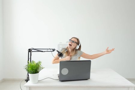 Foto de Blogger, streamer y concepto de personas - Joven DJ divertida trabajando en la radio - Imagen libre de derechos