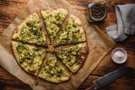 Téléchargez les photos : Pizza au brocoli et fromage - en image libre de droit