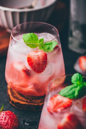 Foto de Cócteles con fresa, gin tonic - Imagen libre de derechos