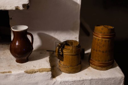 Foto de Algunos utensilios viejos en una cocina antigua y rural - Imagen libre de derechos