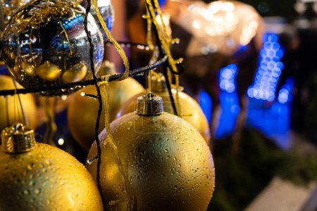 Foto de Decoración navidad bolas de vidrio de oro - Imagen libre de derechos