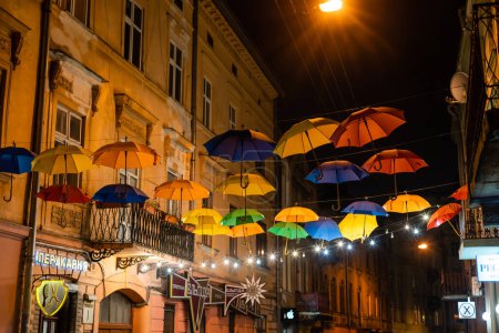 Téléchargez les photos : "Rue décorée avec des parasols colorés. Lviv Ukraine." - en image libre de droit