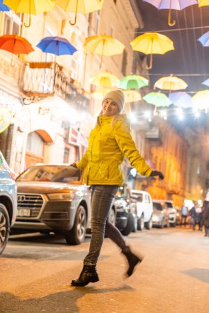 Téléchargez les photos : Lviv, Ukraine vieille ville rynok ruelle du marché à Lvov avec éclairage de Noël d'hiver la nuit avec de la neige - en image libre de droit