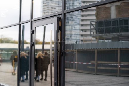 Téléchargez les photos : Porte extérieure en verre massif avec bâtiment extérieur - en image libre de droit
