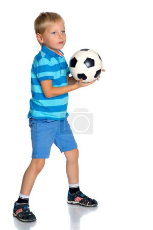 Foto de Pequeño niño está jugando con una pelota de fútbol
. - Imagen libre de derechos