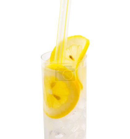 Téléchargez les photos : Boisson limonade fraîche sur fond de studio - en image libre de droit