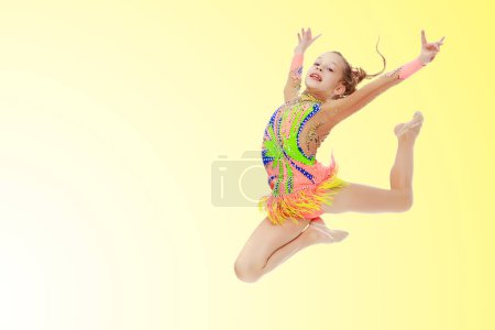 Téléchargez les photos : Fille gymnaste effectue un saut
. - en image libre de droit