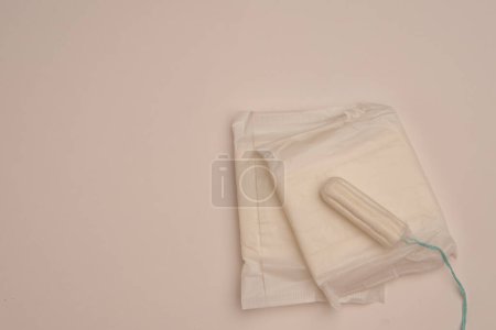 Foto de Tampones almohadillas ropa interior higiene femenina protección fondo claro - Imagen libre de derechos